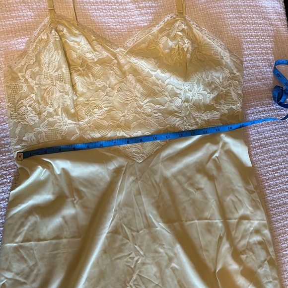 Yellow vintage slip. Excellent vintage condition. - Picture 5 of 10